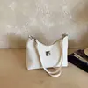 Bolso minimalista de cuero suave para debajo del brazo, estilo delicado, casual y versátil, bolso cruzado pequeño de moda con accesorios decorativos femeninos, bolso de hombro