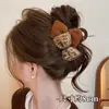 Pinzas para el pelo grandes de otoño e invierno para mujeres con cabello grueso, con un lujoso diseño de felpa, adecuadas para la parte trasera de la cabeza, accesorios para el cabello estilo pinza de tiburón