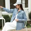 Foto Real de Novos Itens em Estoque: Elegante Jaqueta Camisa Jeans Estilo Vintage em Azul Claro, Casual e Versátil