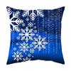 Funda de almohada navideña de felpa corta con estampado navideño de Amazon Home.
