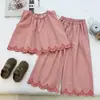 Conjunto de Verão para Meninas Novo Estilo 2026 Top Colete Jeans com Renda Bordada Calça Wide-Leg Conjunto de Duas Peças Retrô