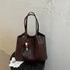 Moda Japonesa Coreana Textura Trançada Exquisita 2026 Nova Bolsa Tote Feminina de Outono com Pingente para Uso Diário Ombro Único ou de Mão