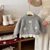 Suéter de tricô infantil feminino, estilo princesa, doce e fofo, com bordado floral, espessado para aquecer, novo design de 2026 com barra de saia em renda patchwork