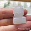Jade Natural de Tianshan Esculpido em Três Dimensões Leão Animal de Estimação Fofo Carimbo Pequeno Ornamento Pingente Gravação Carimbando Acessório Atacado em Estoque