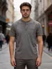 Camiseta básica henley de manga corta con cuello redondo estilo americano para hombre, camiseta de moda de manga corta de algodón sintético con bloques de color para hombre