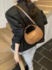 Bolso nuevo retro de gamuza con forma de media luna 2026, un bolso cruzado de nicho y sofisticado para mujer, perfecto para ir al trabajo y versátil para el uso diario, se puede llevar como bolso de hombro o bolso de axila