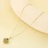 Collar de Acero Inoxidable Estilo Coreano y Japonés para Mujer, Lujo Ligero con Diamantes de Colores, Cadena Clavicular Versátil de Alta Gama con Colgante de Hoja y Flor