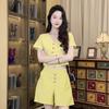 2025 Novo Estilo Estilo Chanel Amarelo terno de Alta Qualidade Luxo Leve Roupa Feminina Design de Nicho Pequeno Conjunto de Duas Peças Verão
