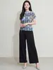 Camiseta plissada com estampa geométrica azul e branca para mulheres, novo estilo de verão, estilo Issey Miyake, corte solto, elegante, blusa de gola redonda da moda para o trabalho