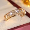 Anillo hueco retro francés transfronterizo, incrustación de circonita de alta venta, anillo de lujo ligero, elegante, de alta gama, simple y versátil para el trabajo
