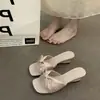 Sandalias de Tacón Alto Elegantes Color Champaña Chu Yuji para Mujer, Verano 2026, Adecuadas para Usar con Faldas en Vacaciones, Cuña con Tira para el Dedo del Pie