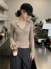 Camiseta base de punto color caqui estilo coreano con cuello en V y manga larga para mujer, diseño de otoño, top ajustado y adelgazante para mujer A13960