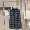 Traje de Otoño Nuevo Suelto y Cómodo para Niños 2025 Moda Casual para Niñas Chaleco de Cuero Pantalones a Cuadros Conjunto de Tres Piezas