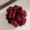 Grampo de Cabelo Flor Rosa Tridimensional de Cetim Estilo Francês, Presilha Jacaré de Alta Qualidade, Pente de Cabelo Elegante, Acessório de Cabelo de Tecido Estiloso para Mulheres