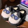 Lindas pantuflas de algodón con temática de perro para mujer, perfectas para otoño e invierno. Estas pantuflas de peluche de dibujos animados de Schnauzer son cálidas, de suela gruesa y forradas de felpa para mayor comodidad en casa.