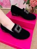 Sapatilhas Redondas de Outono 2026 Novas Couro Macio Fivela Quadrada Strass Slip-On Solado Macio Confortáveis Versáteis Decote Profundo Sapatos Femininos