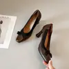 Estilo Novo da Primavera de 2026 Salto Grosso com Laço Sapatos de Salto Alto Baixo para Mulheres, Bico Quadrado Retrô Sapatos Confortáveis para o Dia a Dia