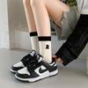 Calcetines deportivos Zhuji para mujer con bordado de letra R, sencillos calcetines casuales a rayas blancas y negras, transpirables y combinables para mujer, venta al por mayor