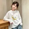 Camiseta de algodão puro manga longa estilo coreano para primavera e outono, com estampas fofas de desenhos animados e gola redonda, perfeita como uma camiseta básica casual para meninas e bebês.