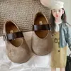 Sapatos Pequenos de Couro Estampa de Leopardo Fofa para Crianças 2026 Novo Estilo Primavera e Outono Solado Macio Velcro Cor Sólida Sapatos Pequenos de Couro para Meninas Estilo Coreano