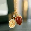Nuevo Caballero Rojo del Sur Arena Dorada y Personalidad Contradictoria Estilo Retro Europeo y Americano Corte Antiguo Colgante Collar Mujer