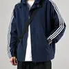 Jaqueta com capuz de três listras transfronteiriça, corta-vento funcional moderno de caimento solto para primavera/outono, peça externa esportiva casual masculina