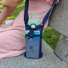 Capa de copo isolada em malha, prática para viagem, design simples, pode ser usada na transversal, capa de copo universal para garrafas de água, estilo crossbody