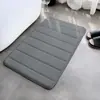 Tapete de Chão de Lã Coral de Cor Sólida Resistente à Sujeira e Fácil de Cuidar Tapete para os Pés Doméstico Absorvente Antiderrapante Tapete para Porta de Vaso Sanitário Atacado