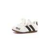 Zapatillas de moda para niñas 2026 otoño e invierno nuevo estilo lazos infantiles versátiles zapatos casuales suela blanda suave zapatillas de entrenamiento alemanas elegantes