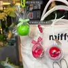 Um pingente de maçã, decoração de bolsa de frutas simulada, chaveiro de paz e alegria da véspera de Natal, presente de Natal para meninas