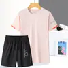 Conjunto Esportivo de Seda Gelada de Verão Secagem Rápida Respirável Camiseta Gola Redonda Conjunto Curto Tendência Feminina Conjunto de Duas Peças para Corrida e Montanhismo Absorvente de Suor