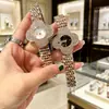 Reloj de Diseño de Trébol de Cuatro Hojas con Incrustaciones de Diamantes y Flor de Té de Perla, Estilo Nuevo, Acero Inoxidable de Lujo Retro de Alta Gama para Mujer