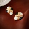 Pendientes vintage de mediados de la antigüedad, con aguja plateada en relieve, redondos, de metal y perlas, pendientes de temperamento retro, venta al por mayor de fábrica.