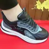 Zapatos Deportivos de Malla 2026 Transpirables Estilo Coreano Zapatos para Correr para Parejas Hombres y Mujeres Zapatos para Papá Nuevo Suela Suave Zapatos Fly-Knit Venta al por Mayor