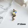 Nuevo estilo candente sosteniendo diamante oro antiguo serpiente pequeña joyería para uñas terminadas al por mayor serpiente pequeña tridimensional alrededor de corazón torcido decoración de uñas de diamante