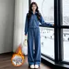 Conjunto casual de ropa deportiva para mujer con forro polar, engrosado, para otoño e invierno 2026, un atuendo de dos piezas moderno y popular que incluye un cárdigan y una sudadera