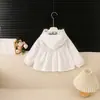Chaqueta blusa blanca de jardín con estampado floral de gardenias, estilo coreano dulce y temática de bosque para niñas, prenda exterior ligera para salir en verano