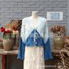 Cardigan de tricô tie-dye azul tingido, casaco vazado, blusa curta, peça de outer wear para mulheres na cidade antiga de Lijiang, Dali