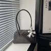 Bolso de hombro retro minimalista, bolso casual de diseño de nicho para mujer, nuevo bolso de axila personalizado primavera 2026