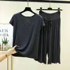 Conjunto de duas peças de verão para casa, plus size, soltinho, em modal: camiseta V-neck de manga curta e calça cropped de cintura alta com cordão e barra de babados