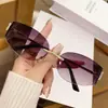 Gafas de Sol Curvas Sin Marco Y2K Nuevas Miuji Transfronterizas para Mujer Sexy de Gama Alta Versátiles para Fotografía Callejera Venta al por Mayor