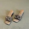 Primer Encuentro Temporada 2026 Nuevas Sandalias Cuadradas de Verano Estilo Francés Impresionantes con Falda, Chanclas de Punta Abierta de Tacón Grueso con Pedrería de Alta Gama