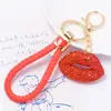 Llavero Anillo Labios de Arcilla con Pedrería Doble Cara Yiwu Wholesale de Pequeños Productos Cordón de Cuero en Forma de Corazón Labios Rojos Pequeño Regalo