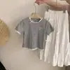 Ropa Infantil Coreana Conjunto para Niñas 2026 Verano Nuevo Encaje Patchwork Bordado Top Color Sólido Falda Versátil Tendencia
