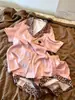 Pijama Curto de Seda Gelada com Estampa de Leopardo Doce Sin Glee para Mulheres Verão Novo Conjunto de Duas Peças para Casa