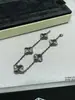 Artículo popular para transmisiones en vivo: Pulsera de trébol de cuatro hojas de alta gama V-gold para mujer, lujo ligero, moderna y versátil, pulsera de cinco flores de ágata y nácar chapada en 18k