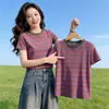Camiseta Curta Listrada Solta para Mulheres, Top Estiloso de Gola Redonda Slim Fit de Verão, Camiseta Versátil Redutora de Idade 2026