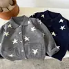Suéter Infantil 2026 Olhos Apertados Outono Novidades Meninos e Meninas Suéter Cardigan de Estrela Bebê Versátil Casaco de Lã