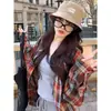 Camisa Xadrez Vermelha Bordada com Letras Estilo Retrô Americano Feminina Outono Design Moderno Solta Manga Longa Camisa Casaco Top