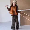 Conjunto de tres piezas para niña de otoño nuevo estilo coreano: pantalón de cuadros, chaleco de piel y camiseta básica, pantalones de pierna ancha para primavera y otoño, camiseta de manga larga, moderno